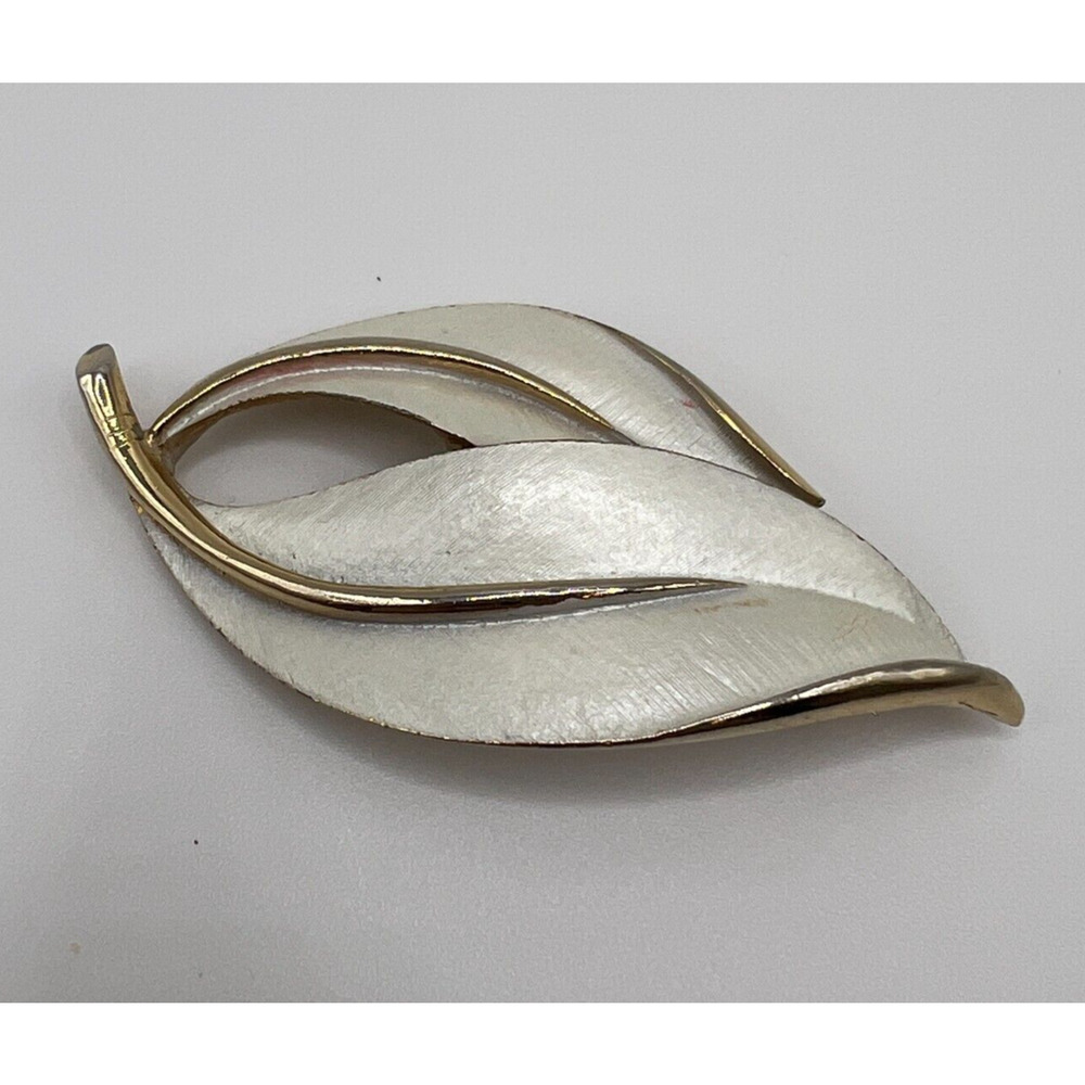Sarah Coventry‎ Signed Gold Tone and White Enamel Double Leaf Brooch Pin MCM